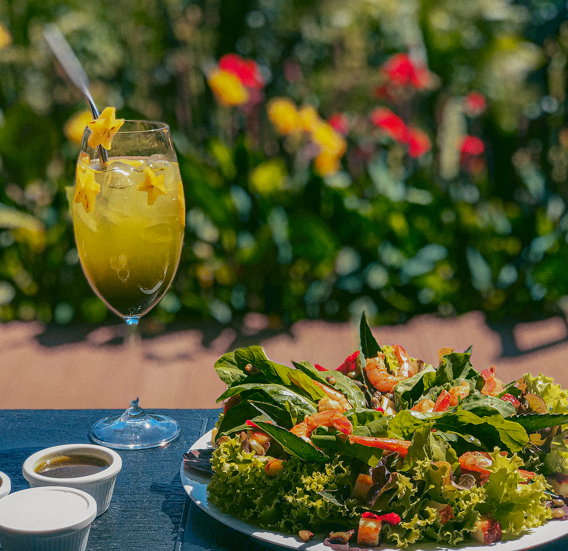 Salada de camarão com sucos de frutas frescas do jardim da Pousada do Vale