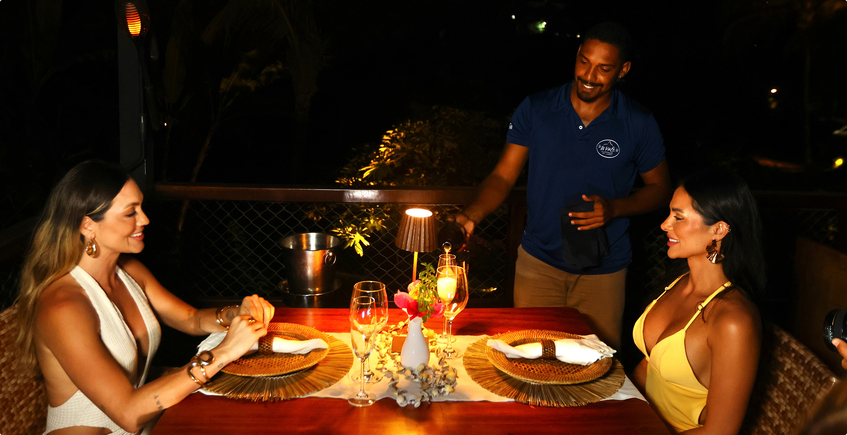 Jantar ao ar livre no Restaurante do Vale em Fernando de Noronha com serviço de mesa