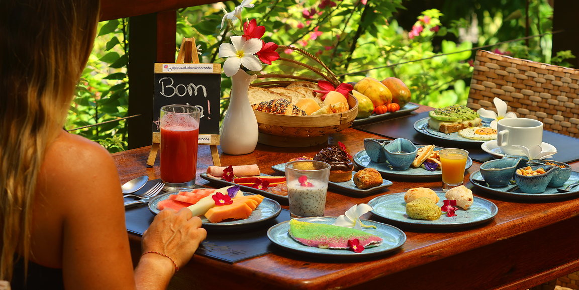 Café da manhã à la carte da Pousada do Vale em Fernando de Noronha com frutas frescas e sucos