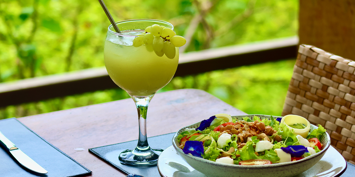 Salada da horta orgânica com drink de uva verde no Restaurante do Vale, Noronha