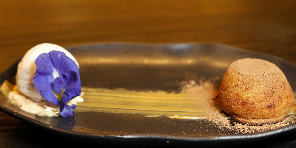 Sobremesa artesanal com sorvete e bolinho de canela no Restaurante do Vale, Noronha