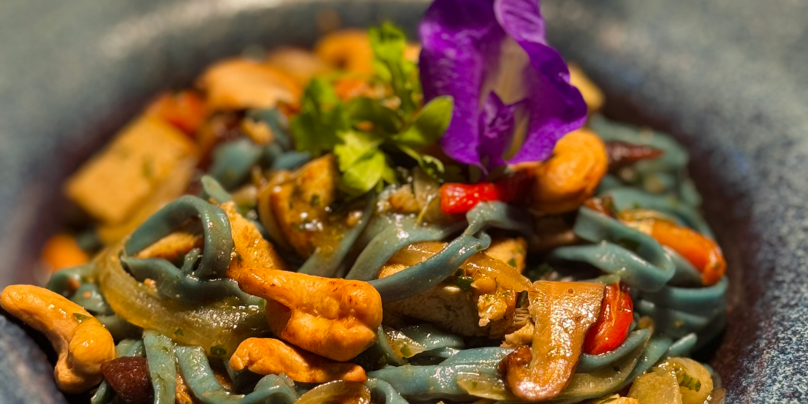 Massa artesanal azul com frutos do mar e flor comestível no Restaurante do Vale