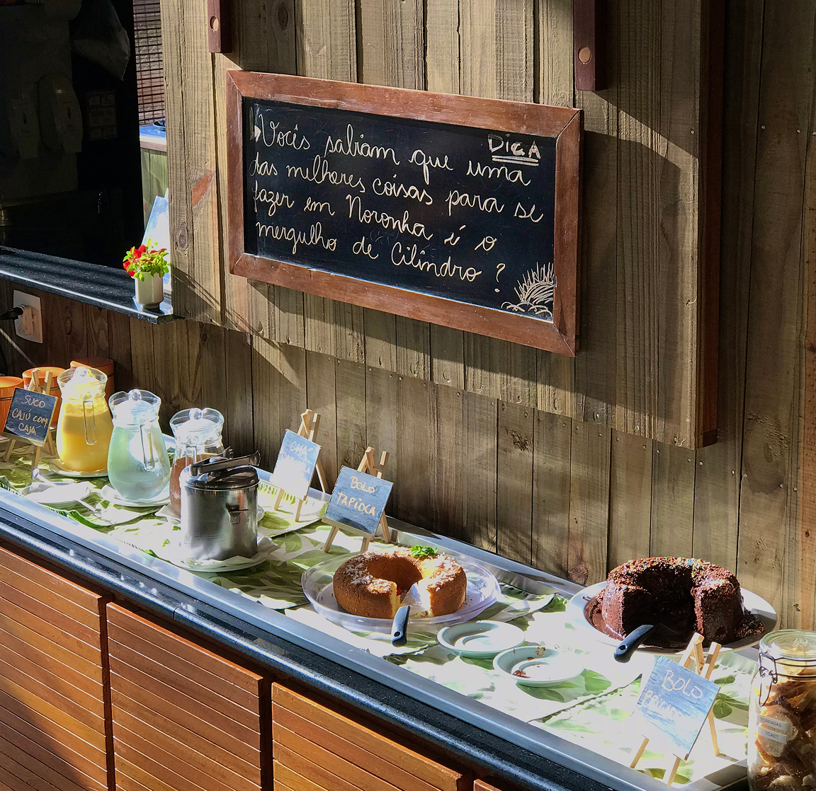 Buffet de café da manhã do Restaurante do Vale com bolos artesanais em Fernando de Noronha