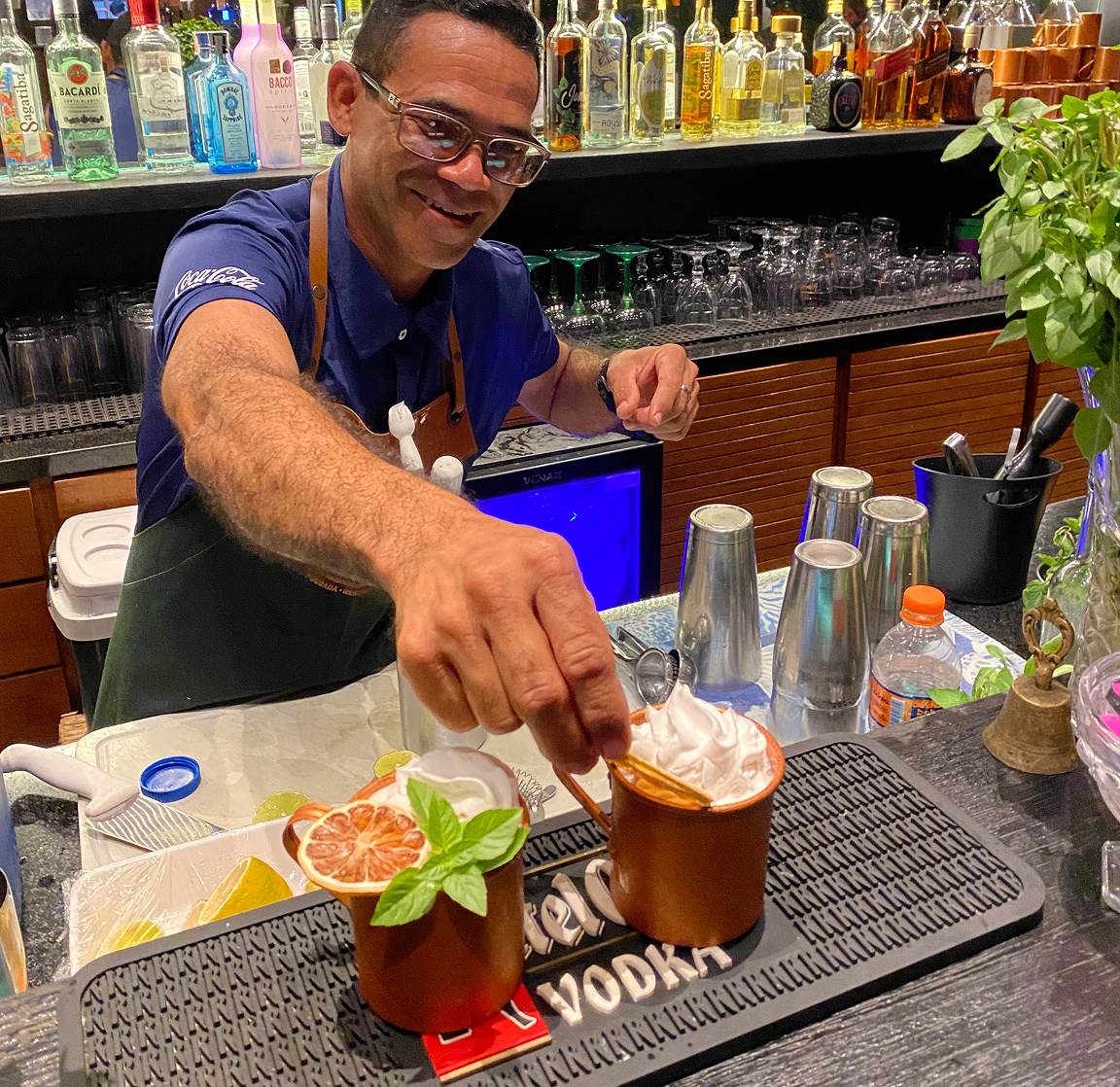 Barman do Restaurante do Vale preparando drink artesanal no bar em Noronha